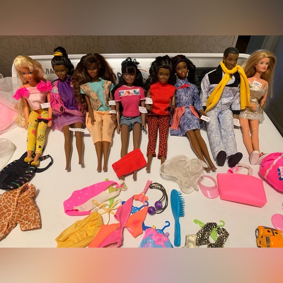 Vintage 80’s Barbie case with Barbies, Ken and clothing - Picture 5 of 9